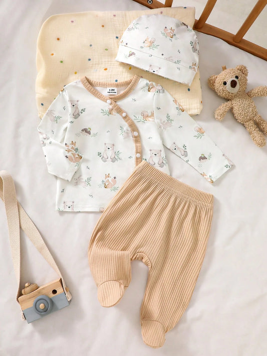 Prenda beige conjunto para bebe con estampado de animales y gorro vista frontal
