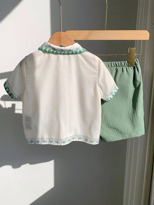 Prenda crema conjunto para bebe con estampado tropical y pantalón verde vista trasera