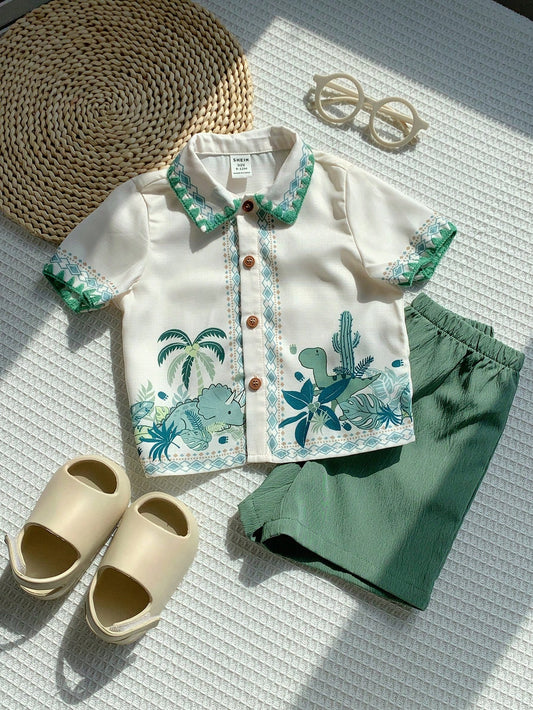 Prenda crema conjunto para bebe con camisa de dinosaurios y pantalón corto verde vista frontal