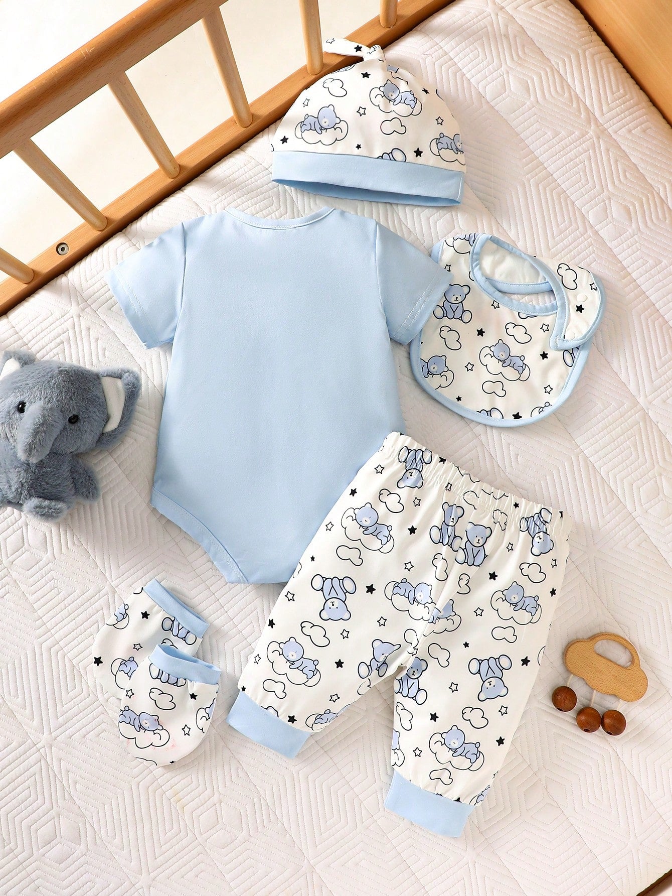 Prenda celeste conjunto de 5 piezas para bebe con oso y nubes vista trasera