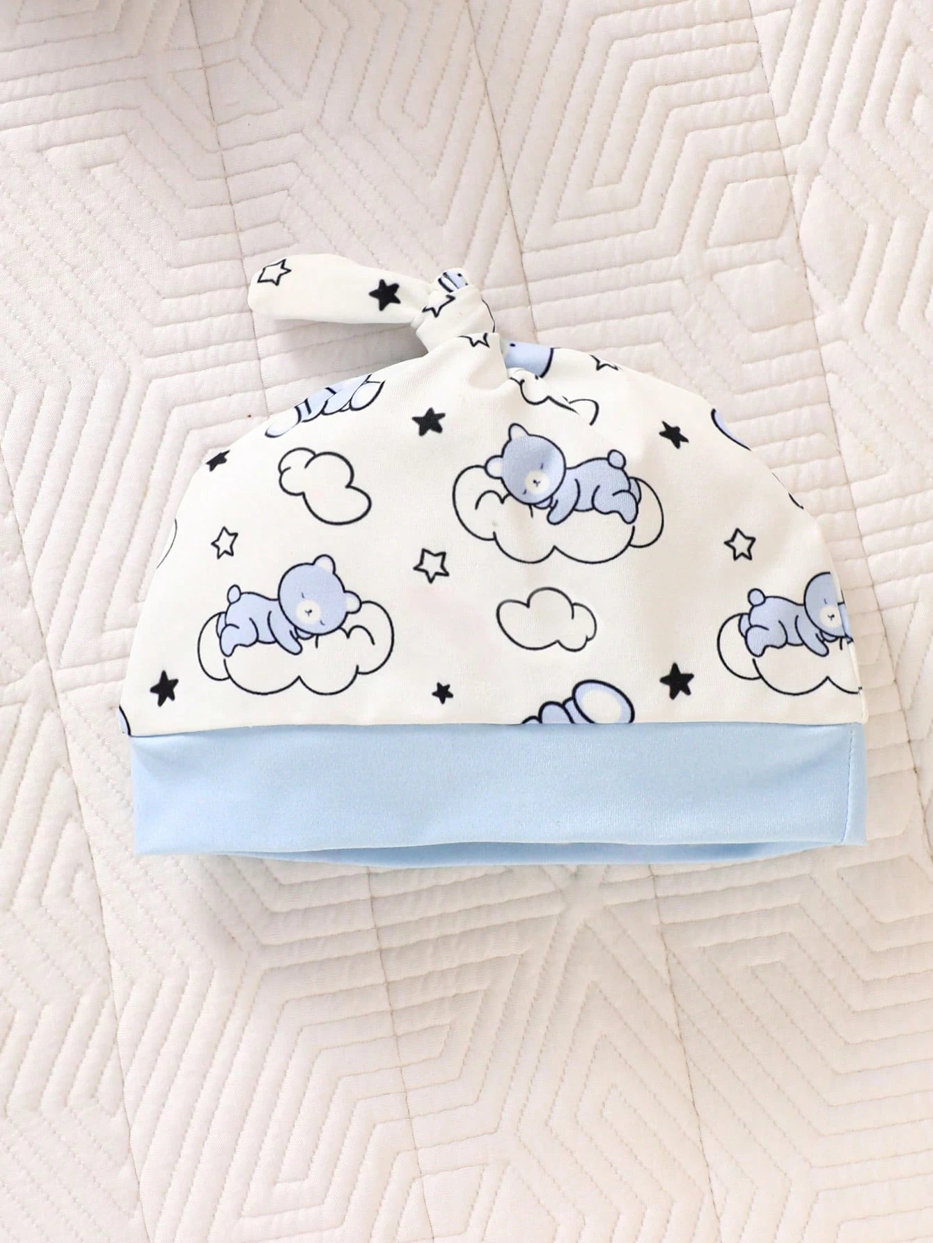 Prenda celeste gorro para bebe con estampado de oso y nubes detalle frontal