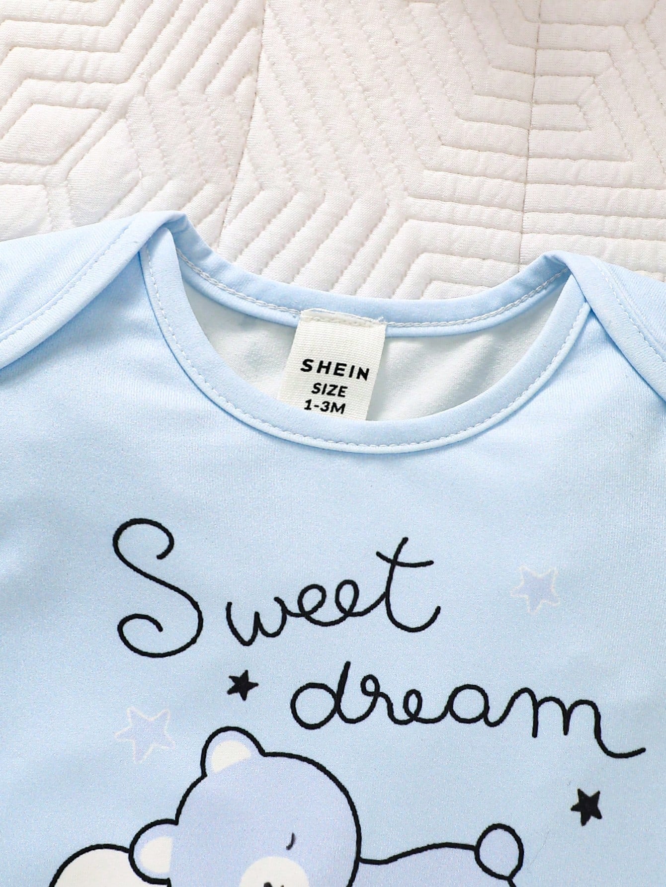 Prenda celeste body para bebe con estampado de oso dulce sueños detalle frontal