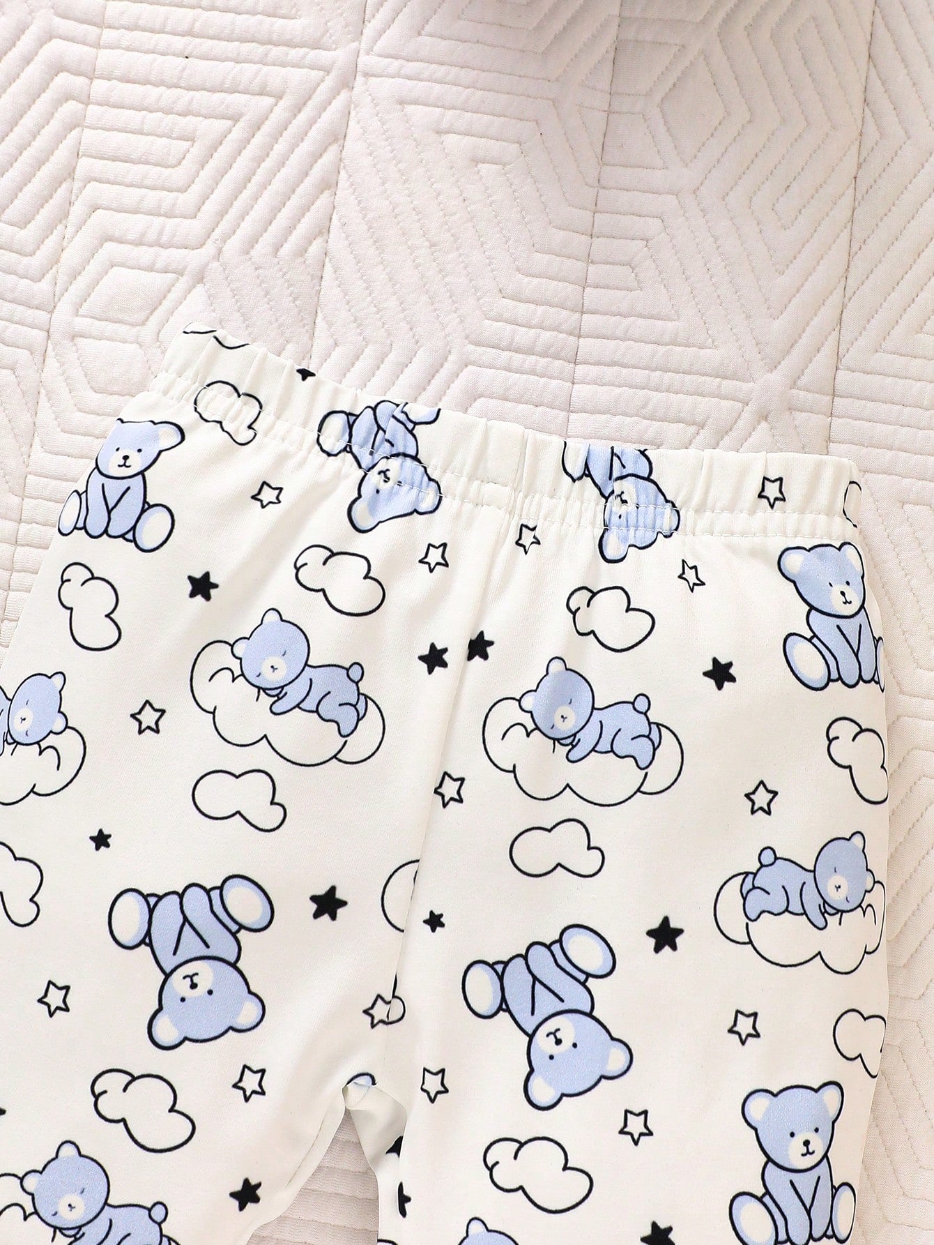 Prenda celeste pantalon para bebe con estampado de osos y nubes detalle de tela