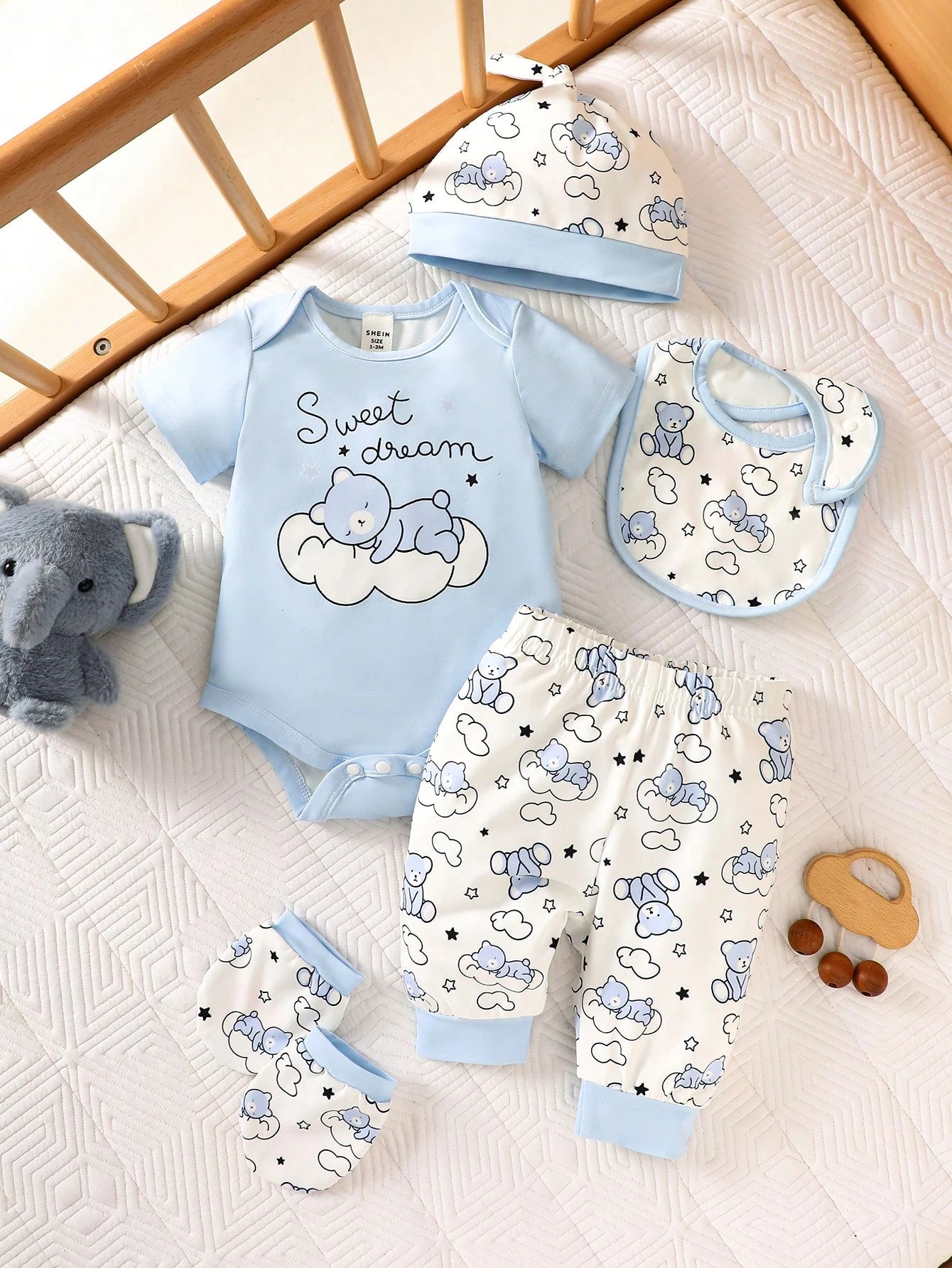 Prenda celeste conjunto de 5 piezas para bebe con oso y nubes vista frontal