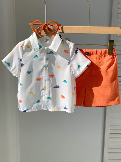 Prenda blanca conjunto para bebe con dinosaurios y short naranja vista frontal
