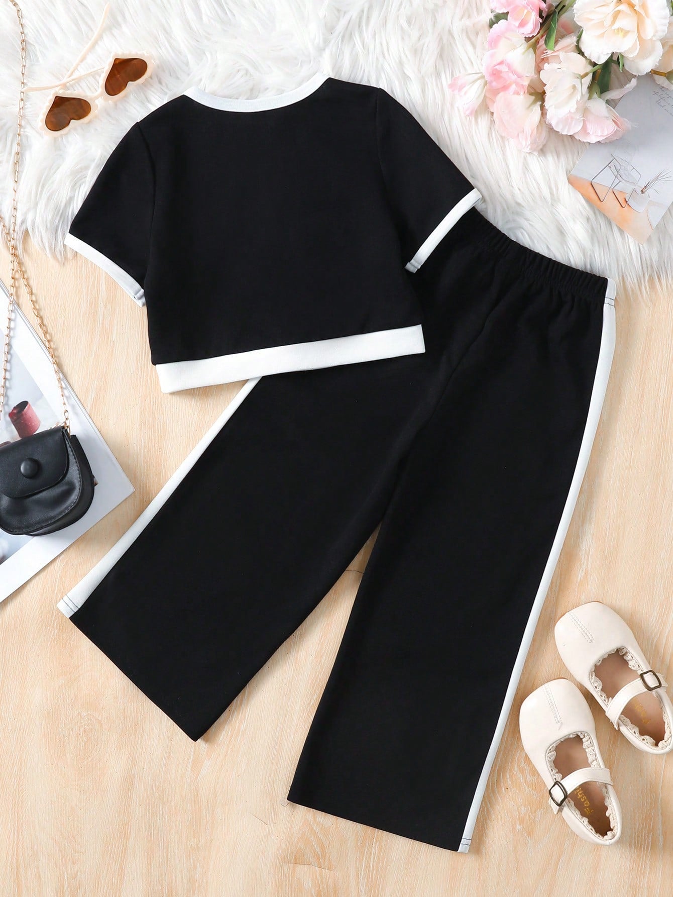 Prenda negro conjunto elegante para bebe vista trasera con camiseta y pantalón largo
