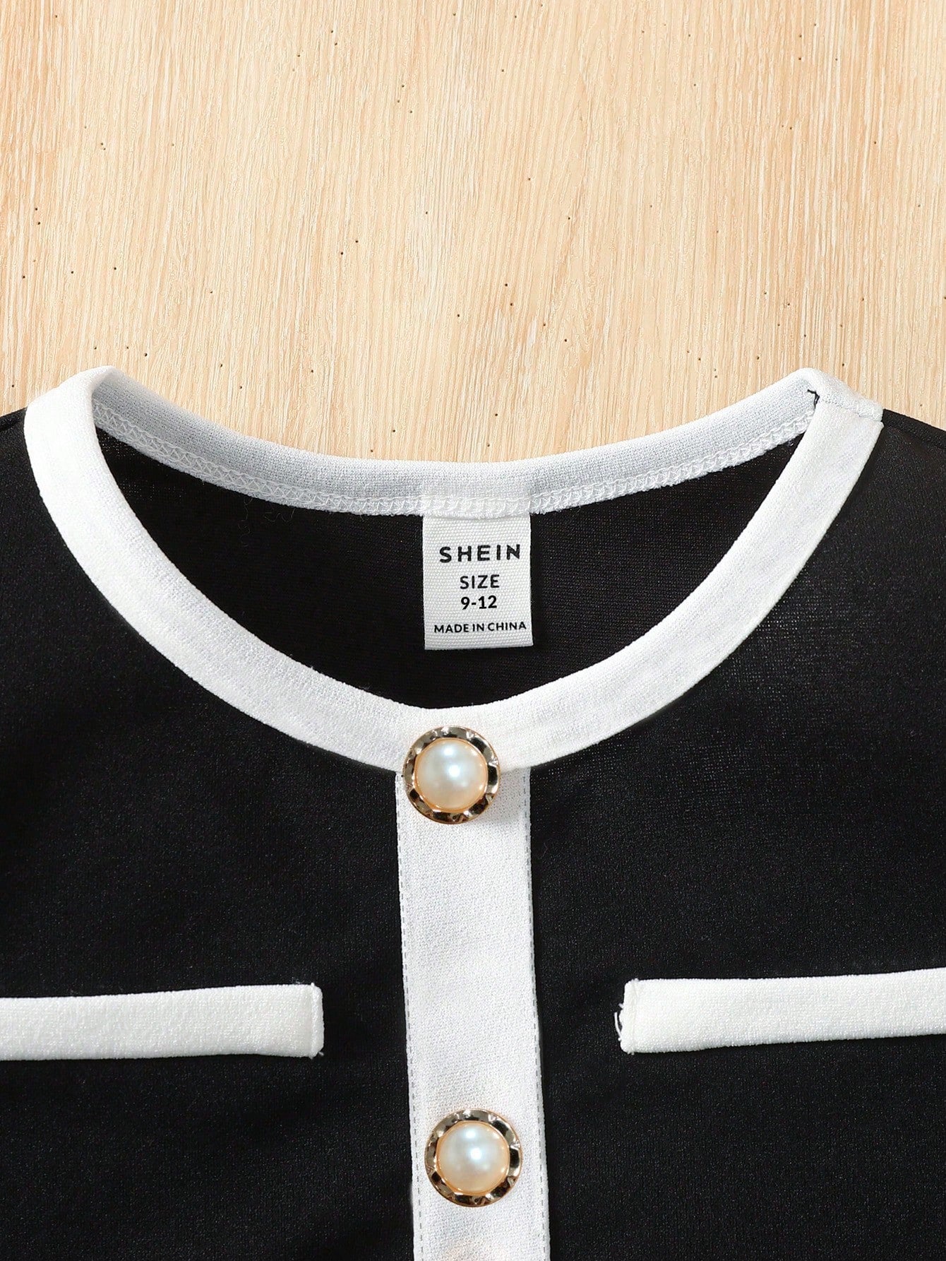 Prenda negro conjunto elegante para bebe detalle de cuello redondo y botones de perla
