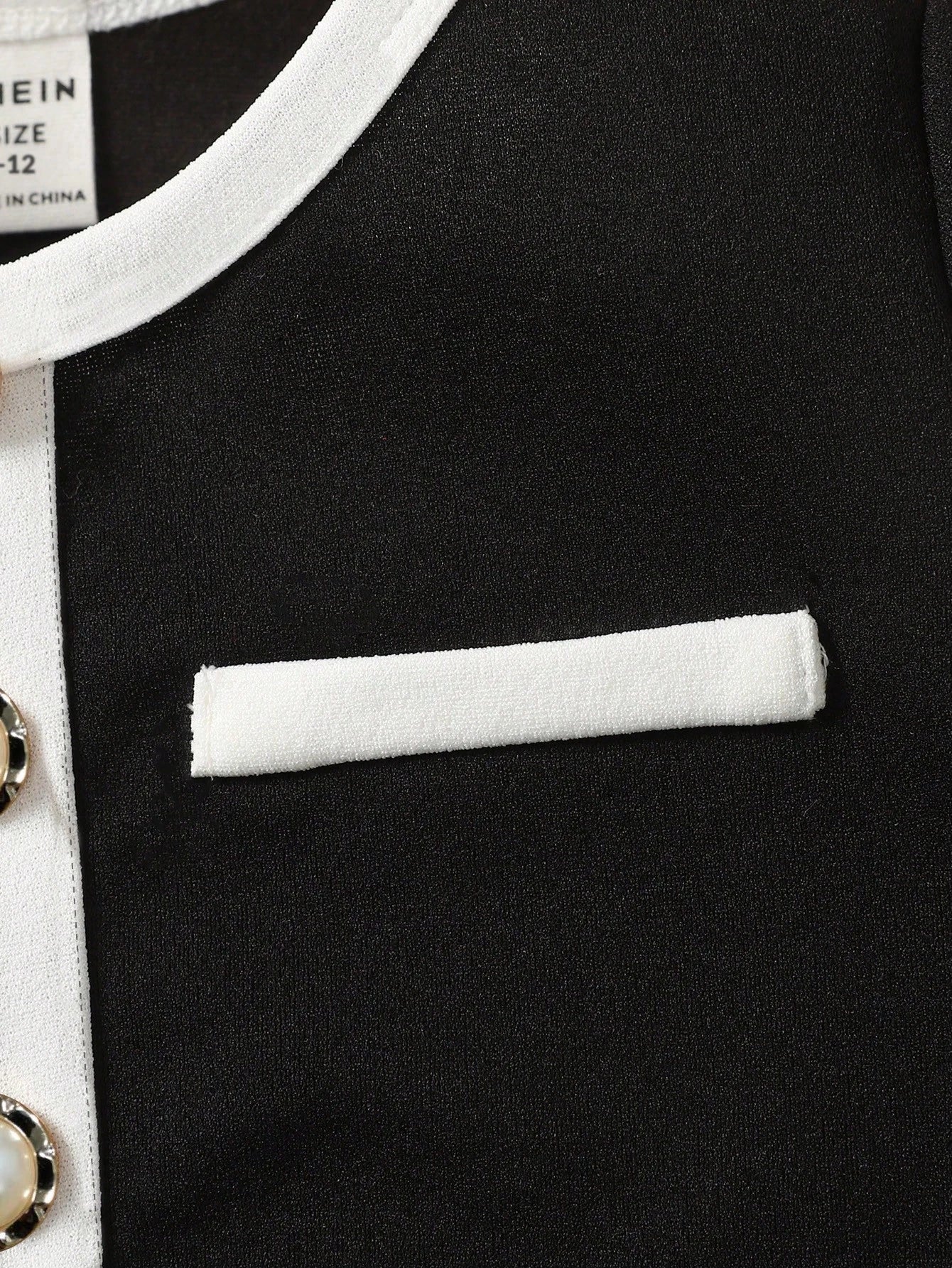 Prenda negro conjunto elegante para bebe detalle de bolsillo decorativo y acabado bicolor
