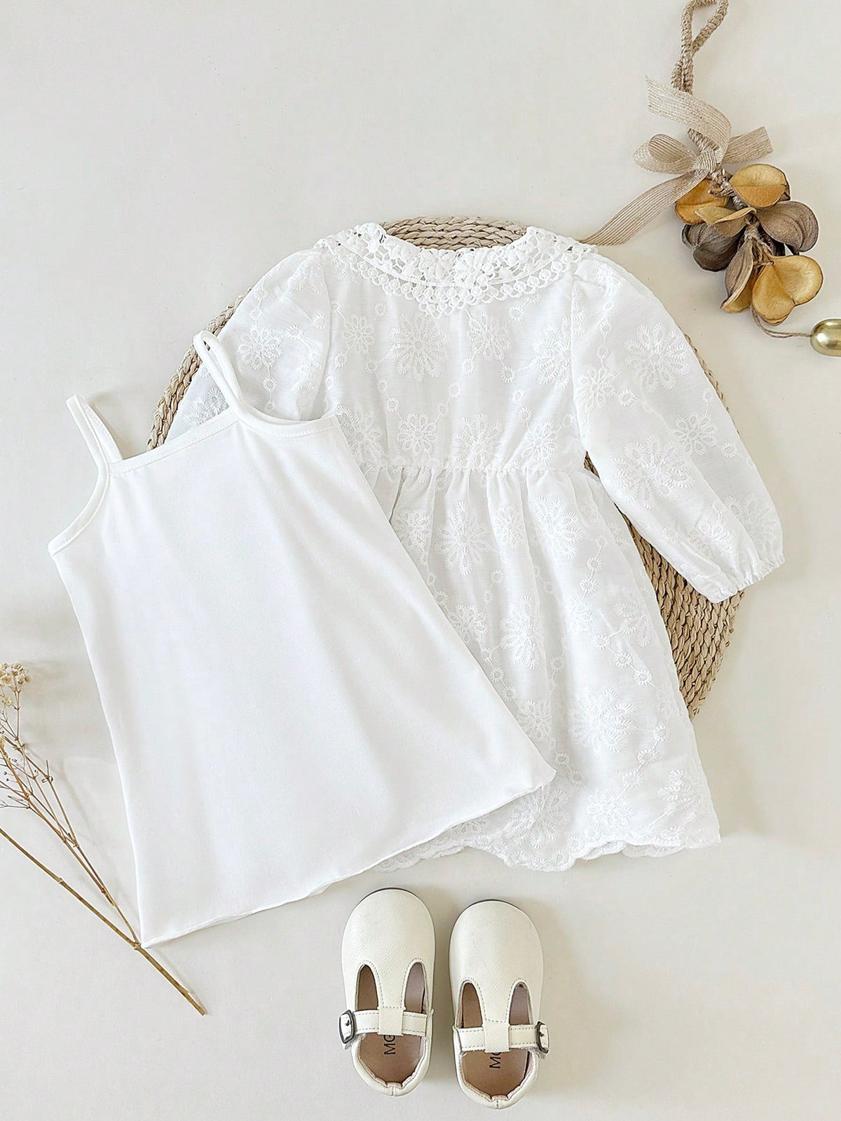 Prenda blanca vestido para bebe con bordado floral y camisola interior vista trasera