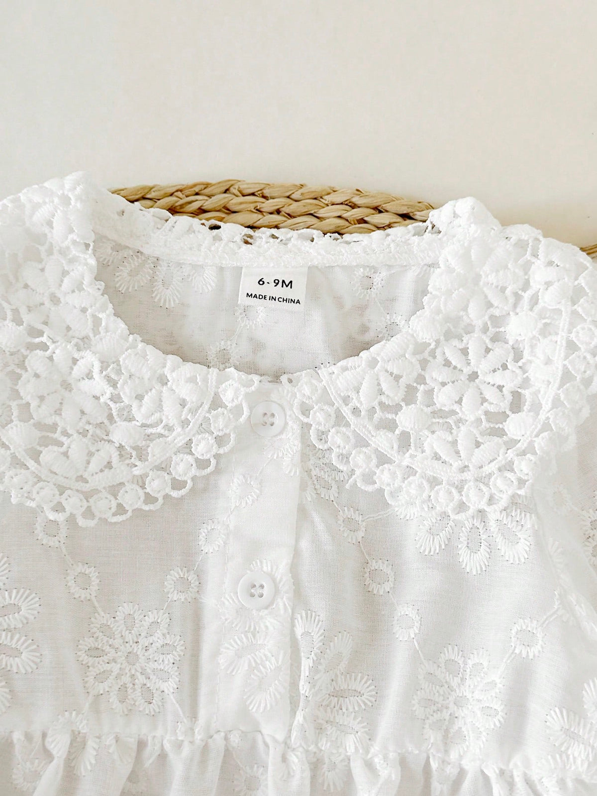 Prenda blanca vestido para bebe con detalle de cuello Peter Pan de encaje