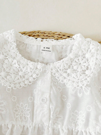 Prenda blanca vestido para bebe con detalle de cuello Peter Pan de encaje