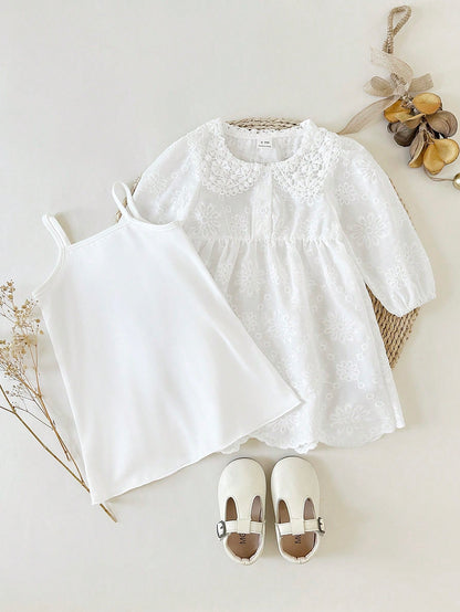 Prenda blanca vestido para bebe con bordado floral y camisola interior vista frontal