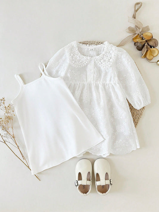 Prenda blanca vestido para bebe con bordado floral y camisola interior vista frontal