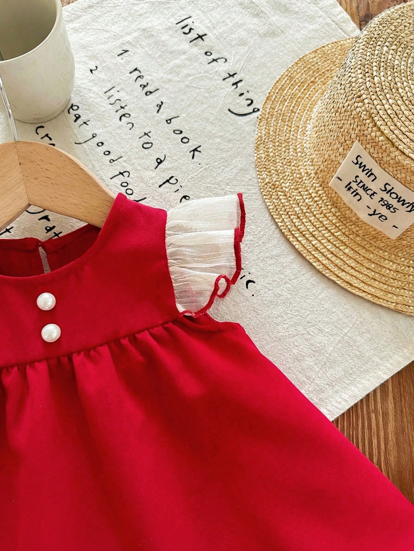 Prenda roja vestido para bebe con detalle de mangas de tul
