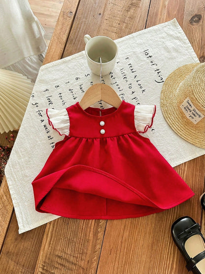 Prenda roja vestido para bebe con acabado y caída de tela