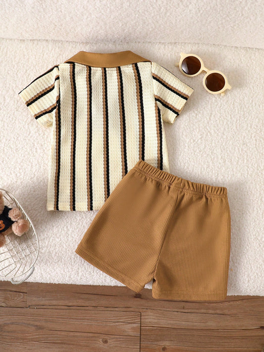 Prenda caqui conjunto para bebe con camiseta a rayas vista trasera