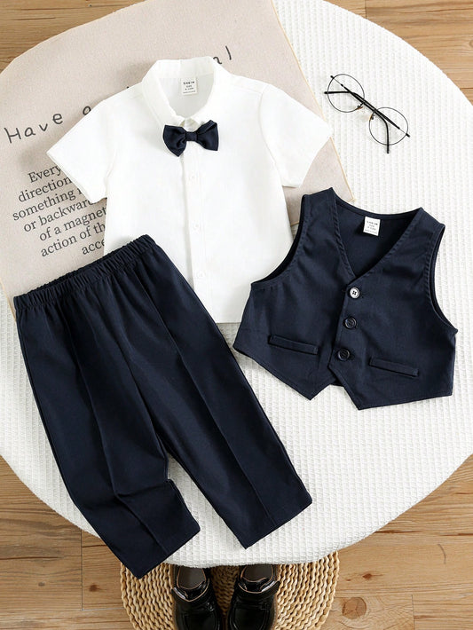 Conjunto azul marino elegante de 3 piezas para bebé con camisa blanca, chaleco y pantalón, vista frontal