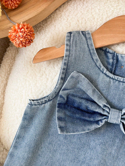Prenda azul vestido de mezclilla para bebe detalle de lazo frontal

