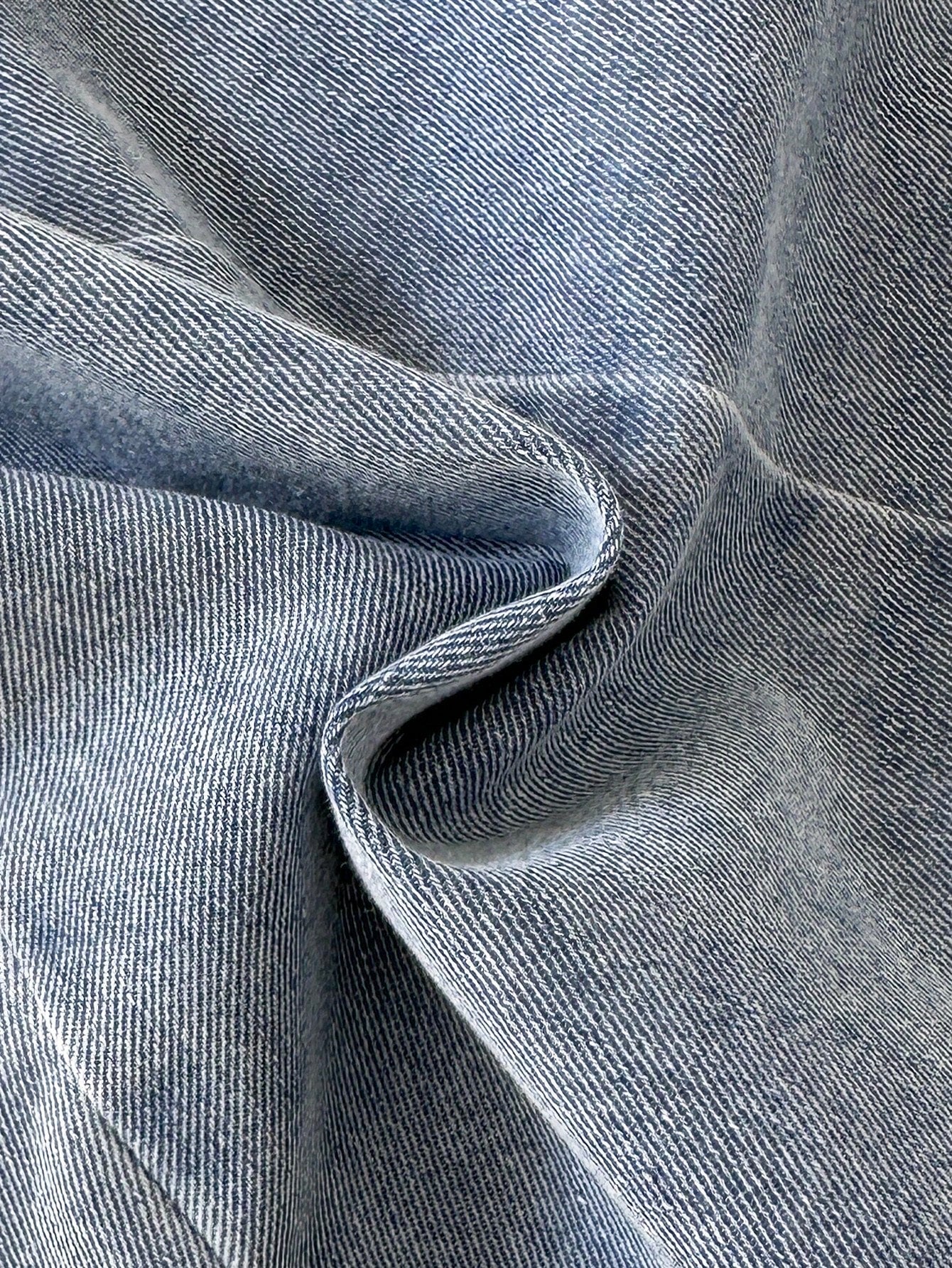 Prenda azul vestido de mezclilla para bebe detalle de tela y textura