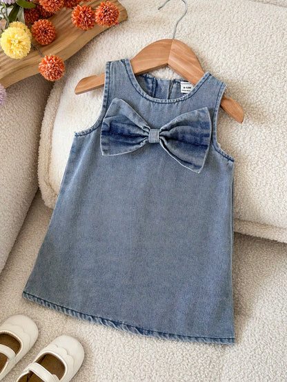 Prenda azul vestido de mezclilla para bebe con lazo frontal vista frontal
