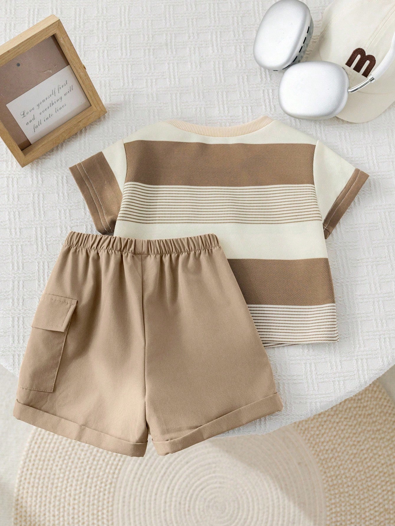 Prenda caqui conjunto rayas para bebe vista trasera con short y camiseta
