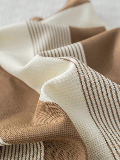 Prenda caqui conjunto rayas para bebe detalle de tela y textura
