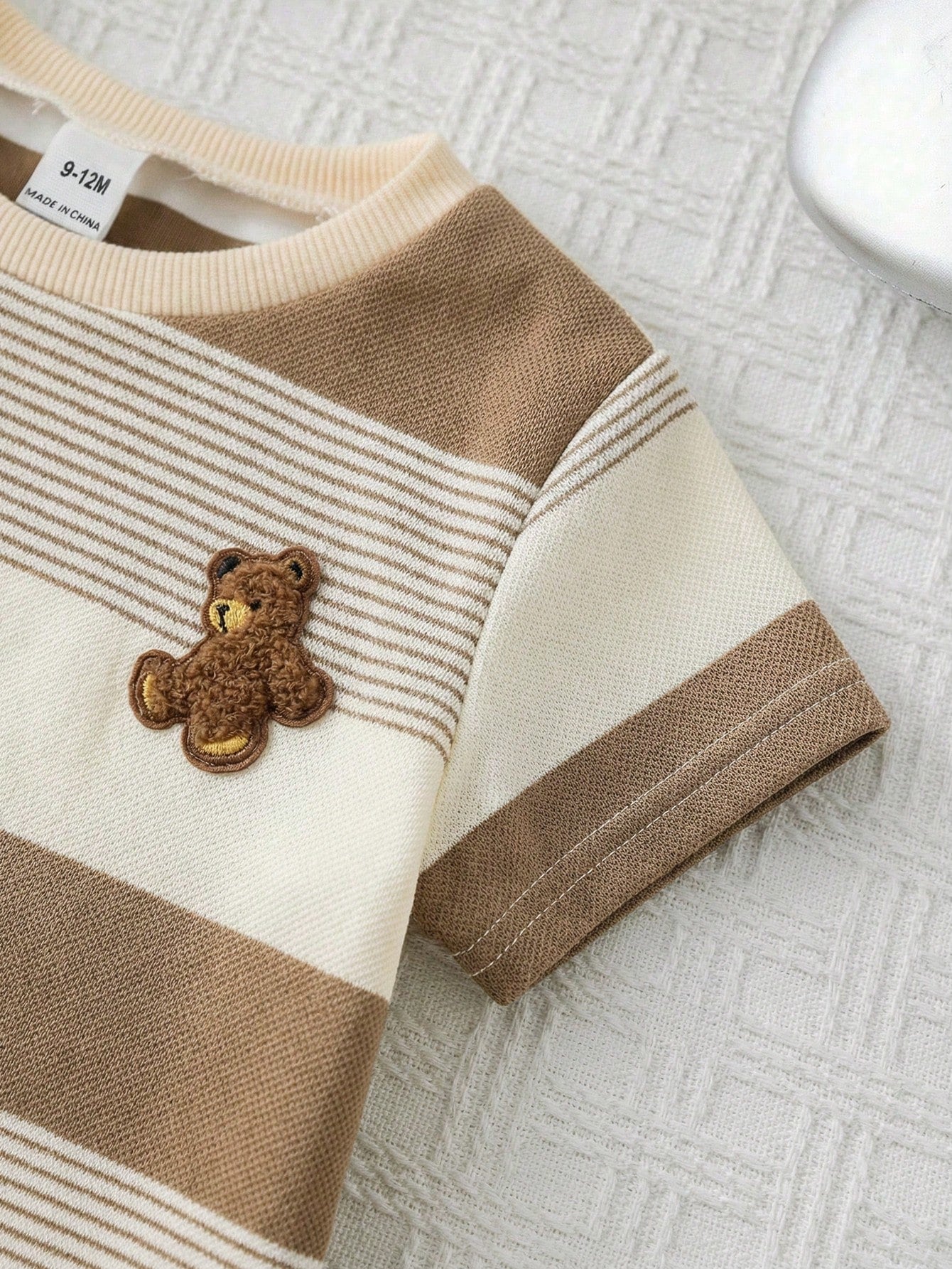 Prenda caqui conjunto rayas para bebe detalle de oso bordado
