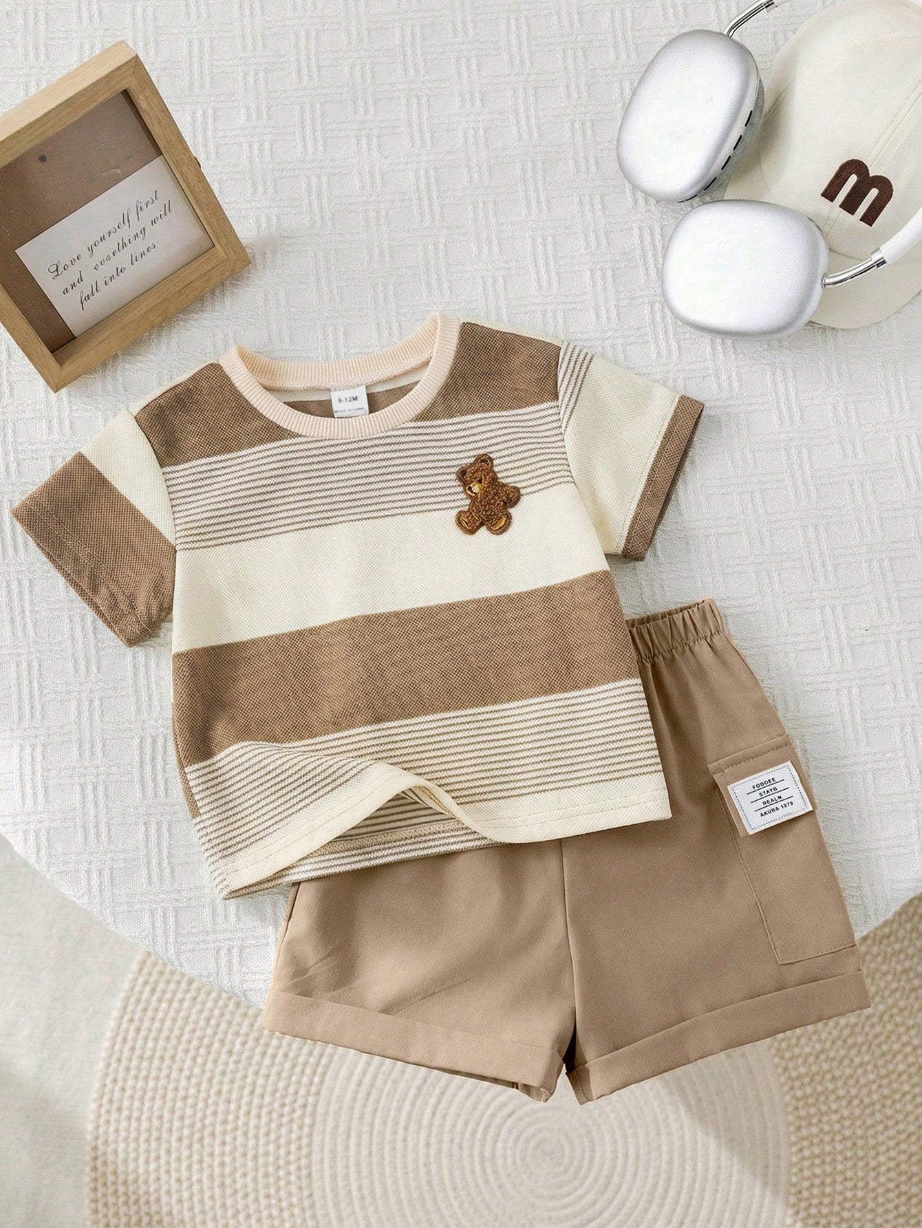 Prenda caqui conjunto rayas para bebe vista frontal con camiseta y short
