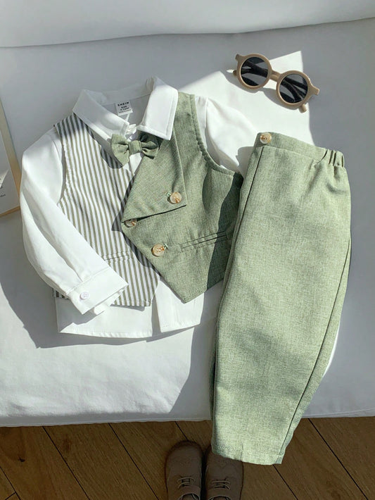 Conjunto verde salvia para bebé con chaleco asimétrico, camisa blanca y corbatín, vista frontal