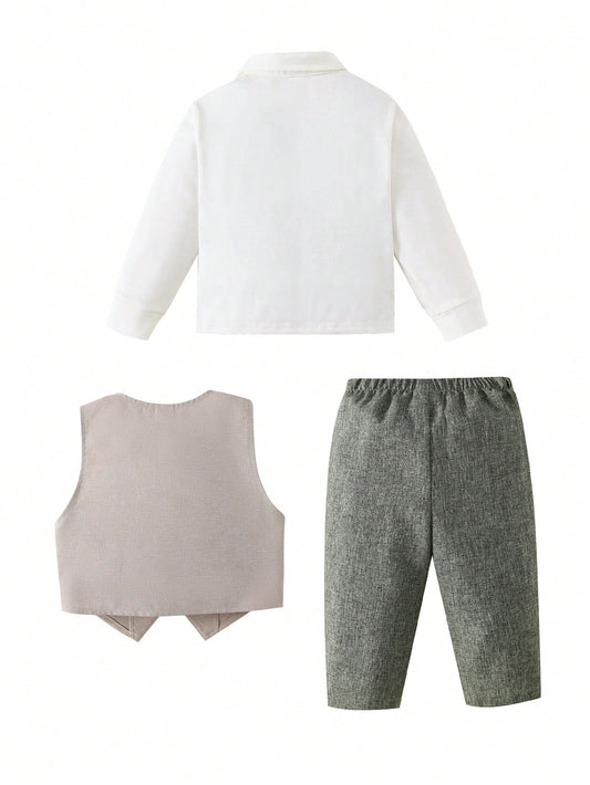 Conjunto caqui y verde para bebé con camisa blanca, chaleco liso y pantalón de cintura elástica, vista trasera