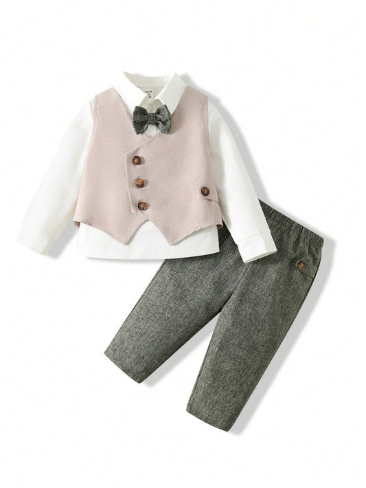 Conjunto caqui y verde para bebé con chaleco elegante, camisa blanca y pantalón largo, vista frontal