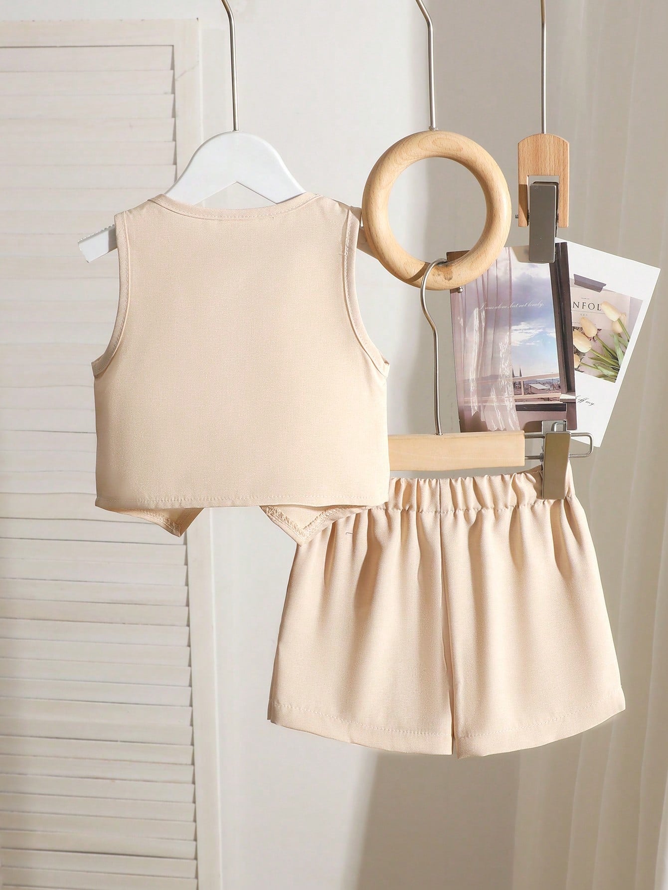 Prenda albaricoque conjunto para bebe con chaleco y falda pantalón vista posterior