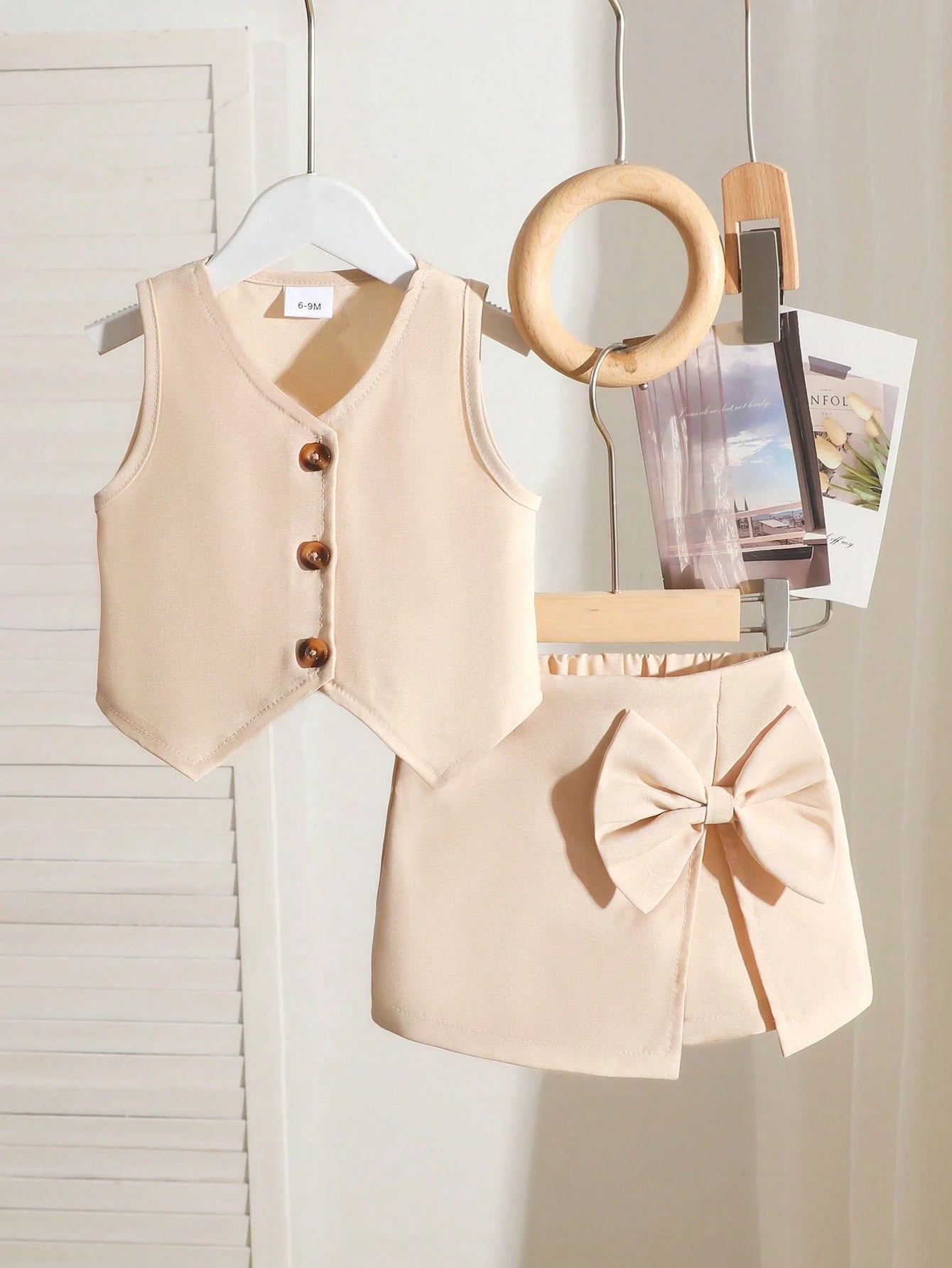 Prenda albaricoque conjunto para bebe con chaleco y falda pantalón vista frontal