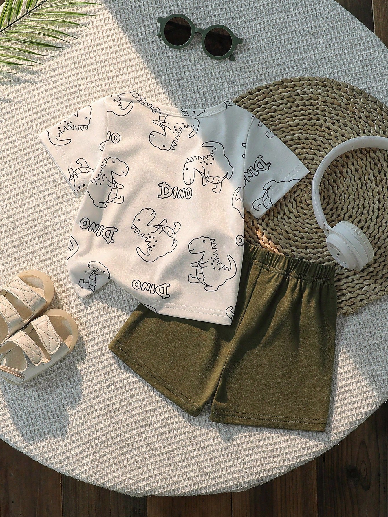 Prenda blanca conjunto para bebe con camiseta estampada y short verde vista trasera