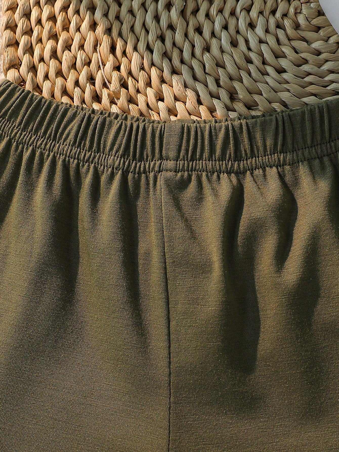 Prenda verde conjunto para bebe con detalle de short corto y cintura elástica