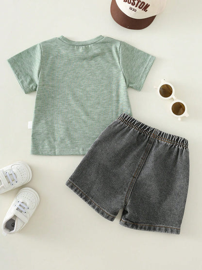 Prenda verde conjunto para bebe con camiseta estampada y shorts negros vista trasera