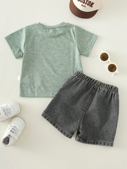 Prenda verde conjunto para bebe con camiseta estampada y shorts negros vista trasera