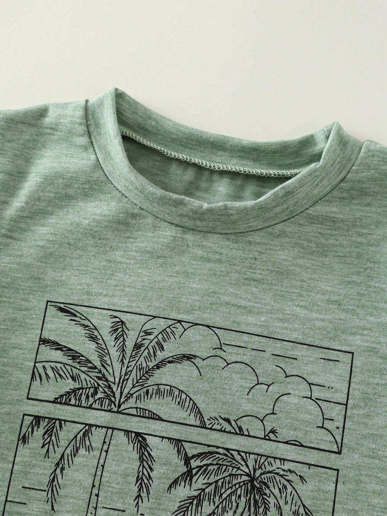 Prenda verde conjunto para bebe detalle de estampado tropical en camiseta