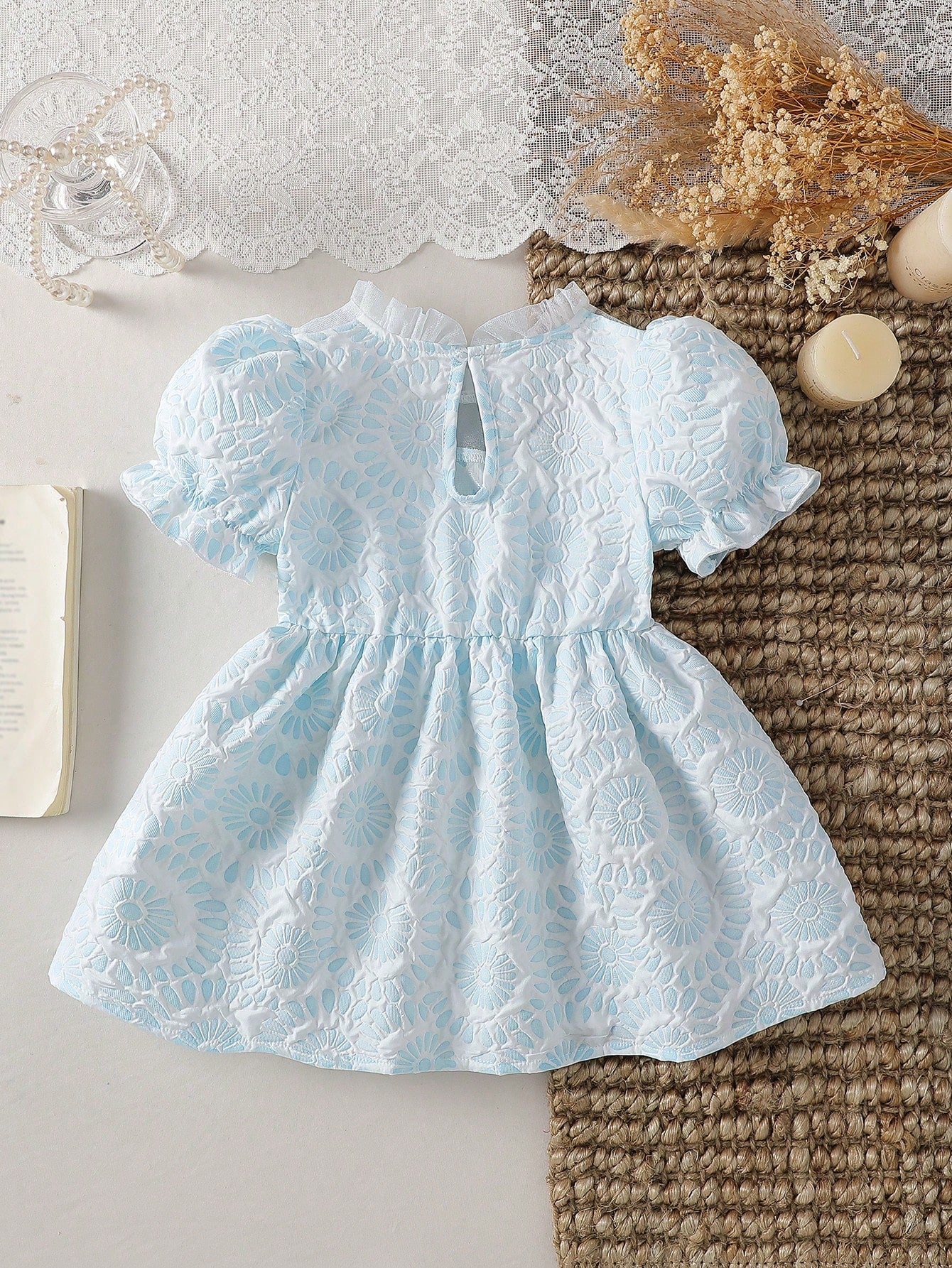 Prenda celeste vestido para bebe con bordado floral y cierre posterior