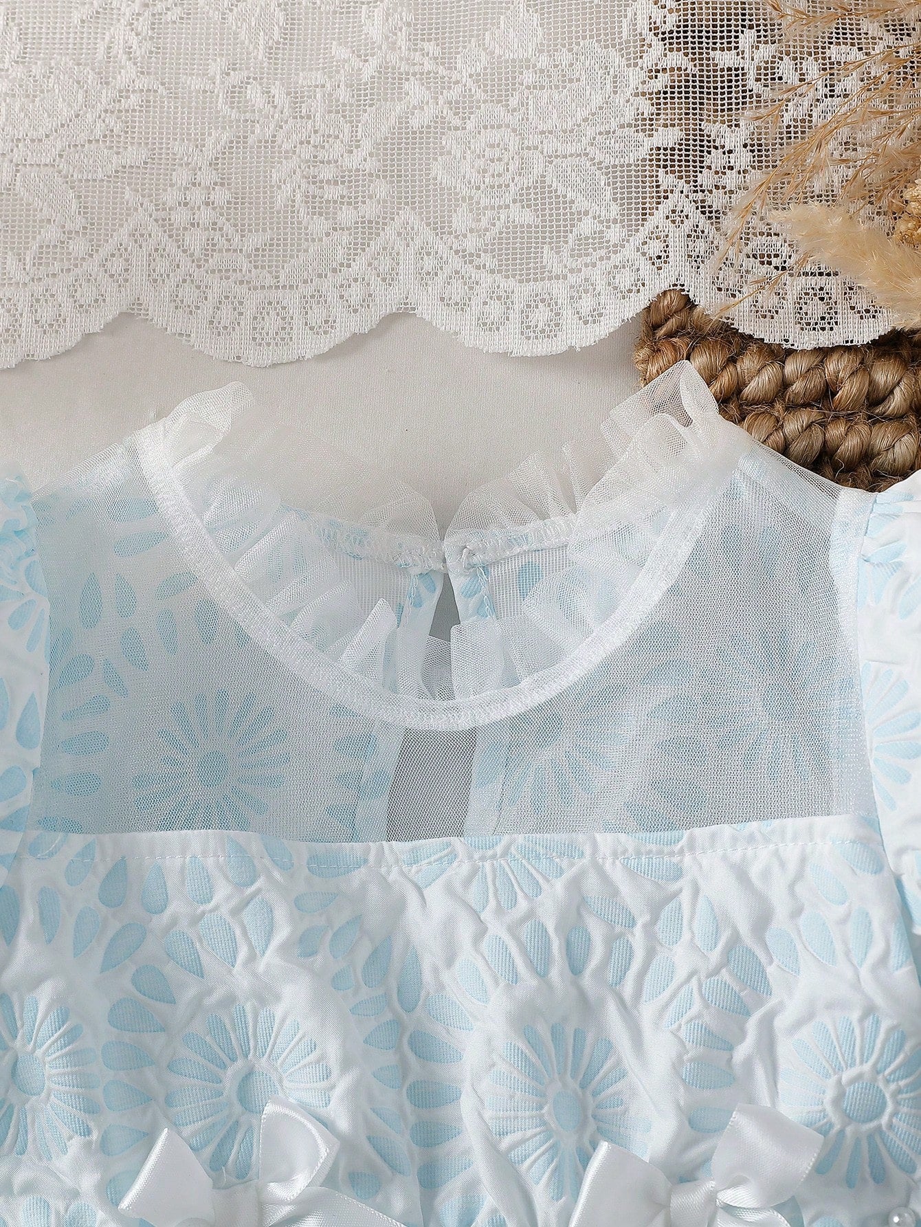 Prenda celeste vestido para bebe con detalle de canesú de malla y cuello con volantes