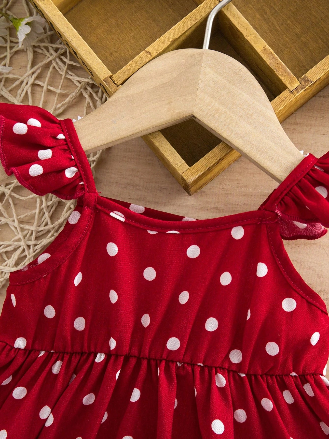 Prenda roja vestido para bebe detalle de tirantes con volante