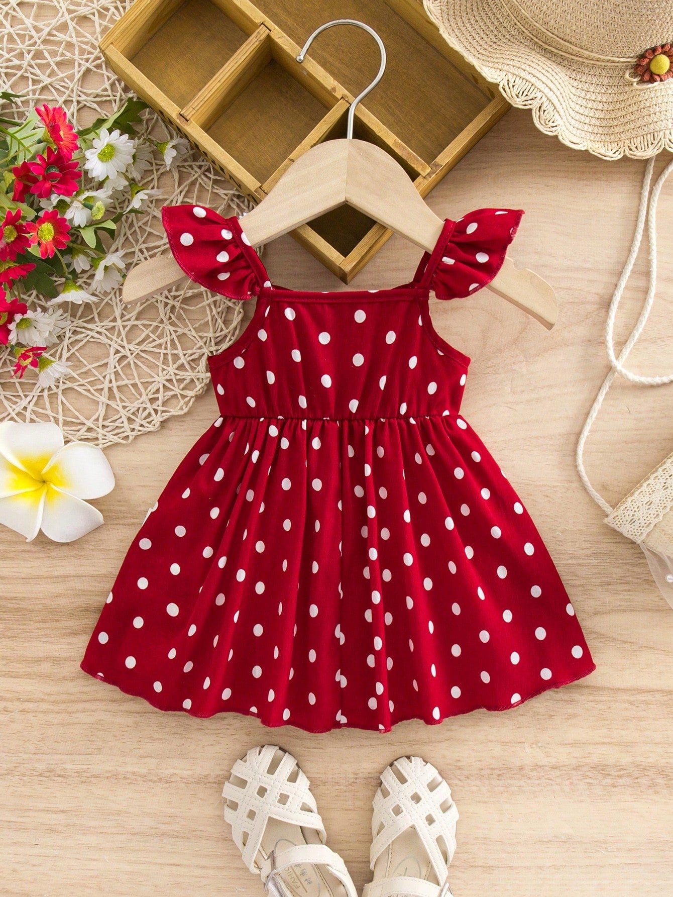 Prenda roja vestido para bebe con lunares blancos vista frontal