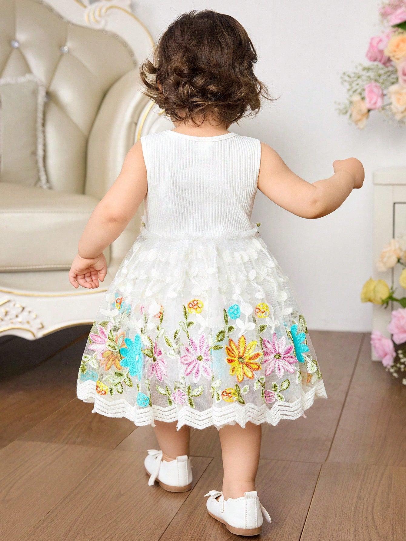 Prenda blanca vestido para bebe con flores bordadas multicolor vista posterior