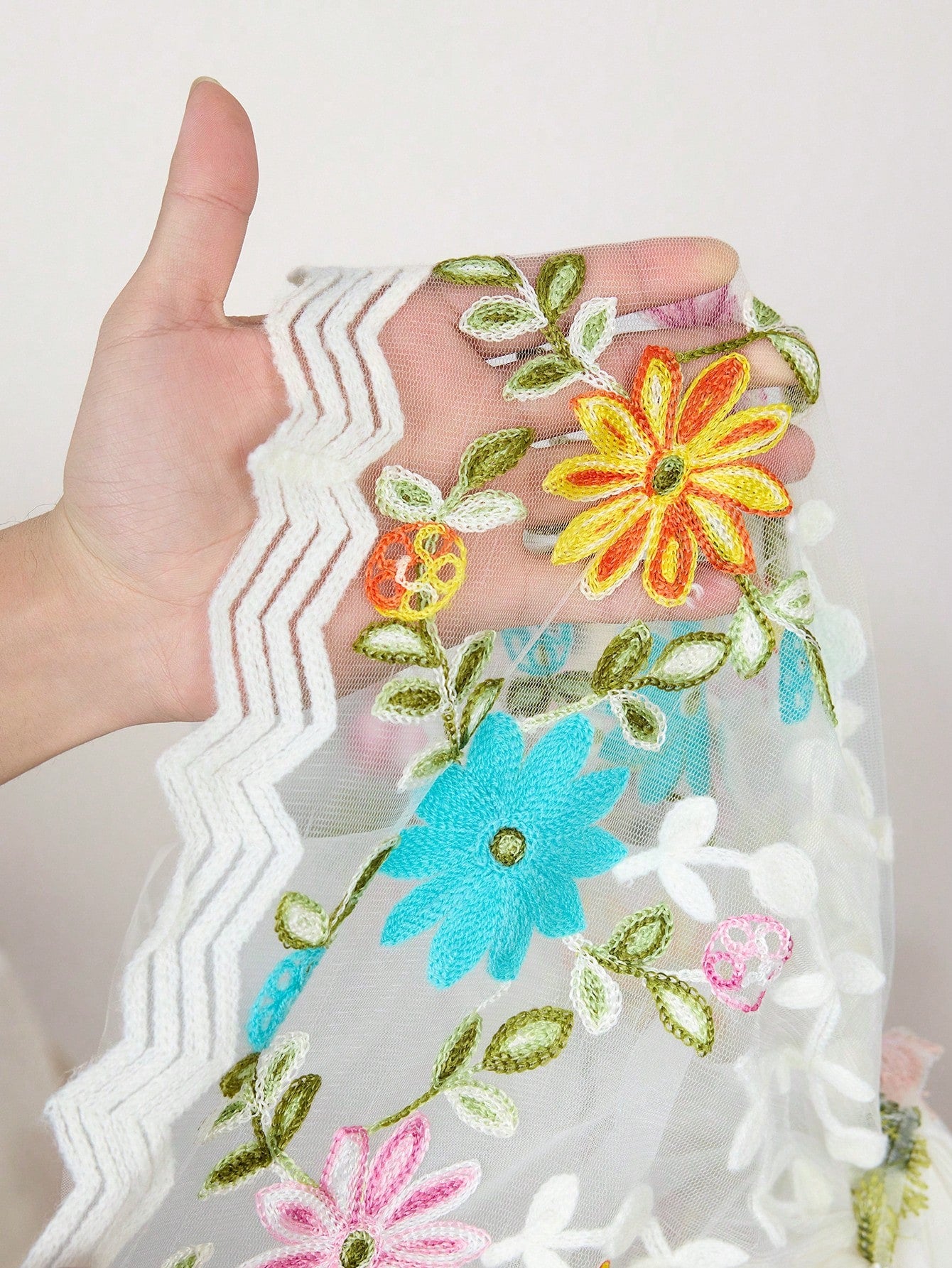 Prenda blanca vestido para bebe con detalle de bordado floral multicolor
