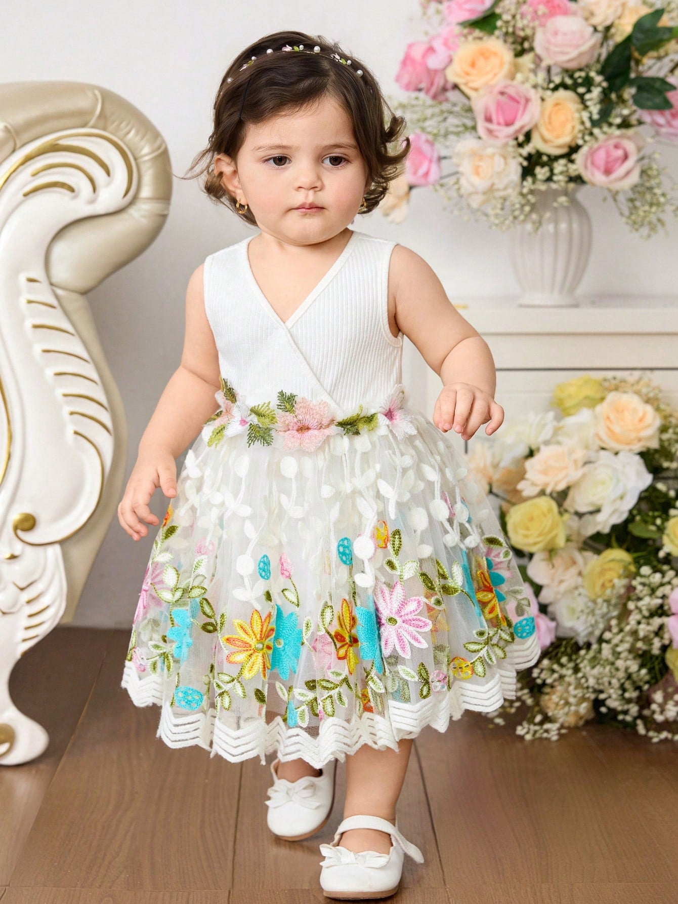 Prenda blanca vestido para bebe con flores bordadas multicolor vista frontal