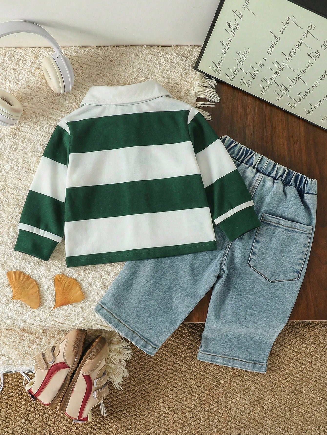 Prenda verde conjunto para bebe con polo rayado y jeans vista trasera