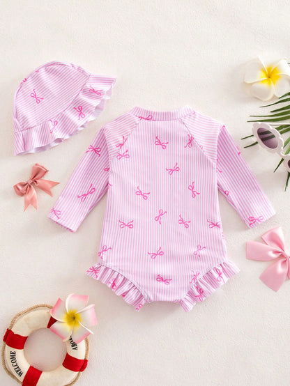 Prenda rosa traje de baño para bebe con rayas y lazos vista posterior con gorro