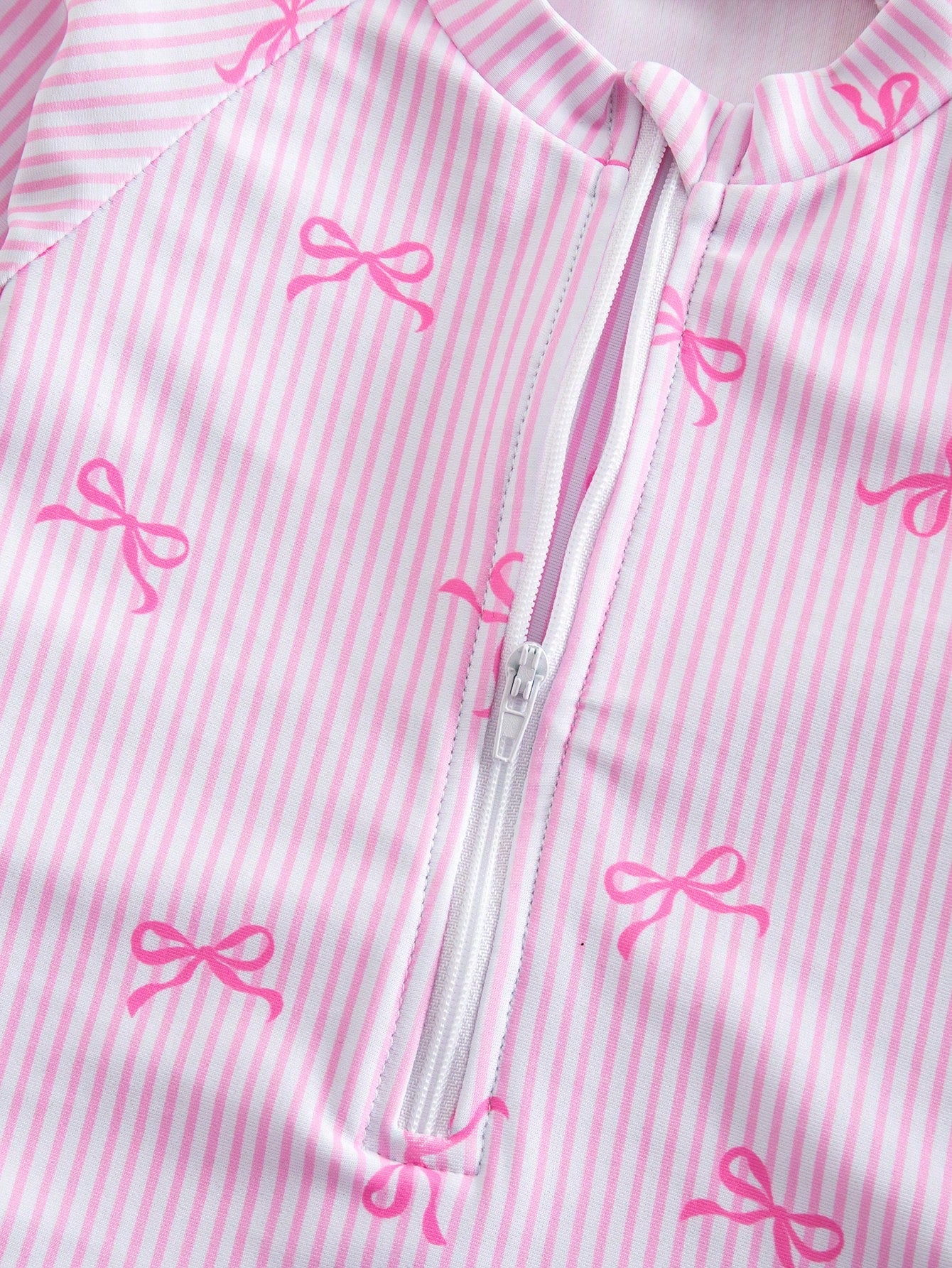 Prenda rosa traje de baño para bebe con detalle de cremallera frontal