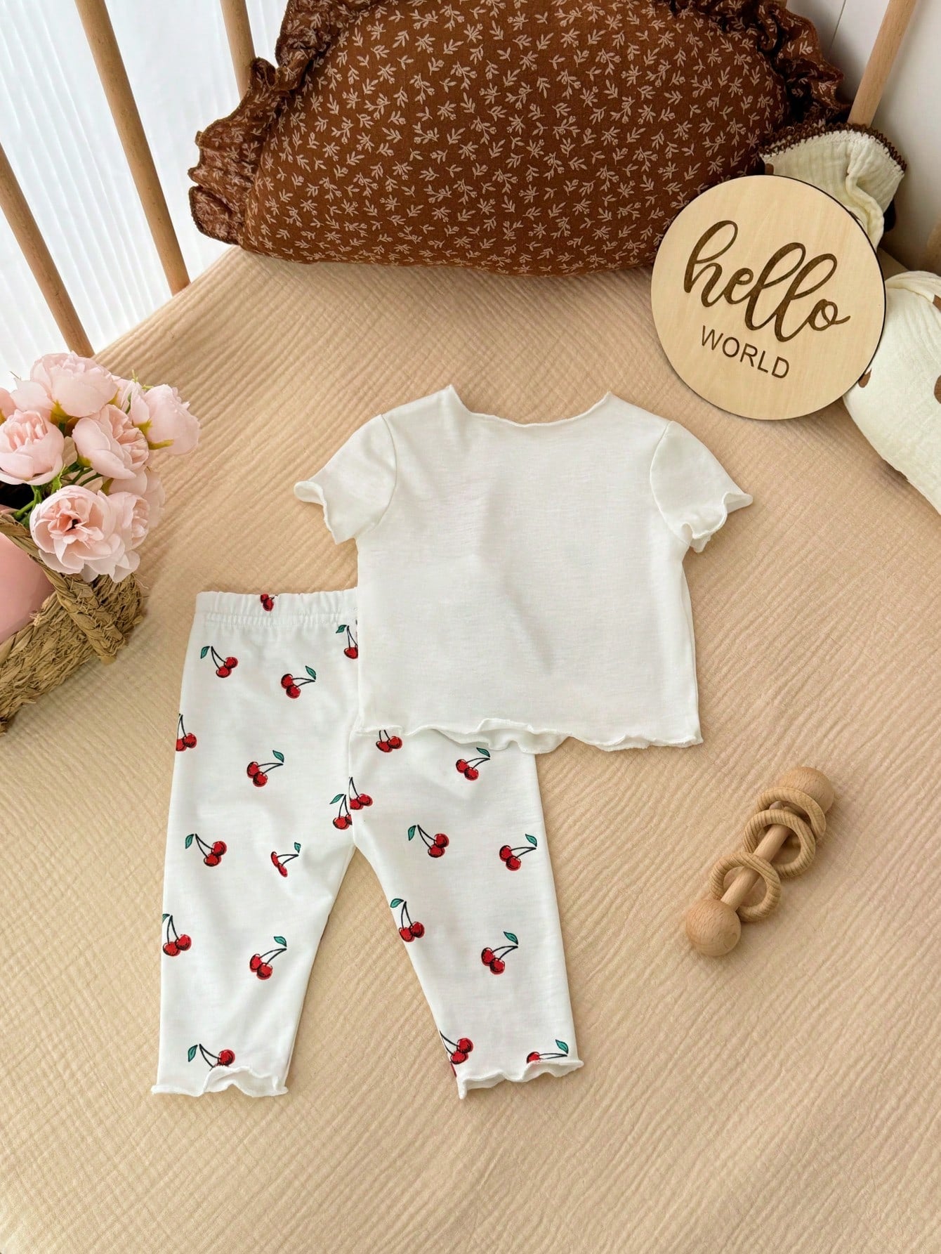 Prenda blanca conjunto para bebe con cerezas vista trasera