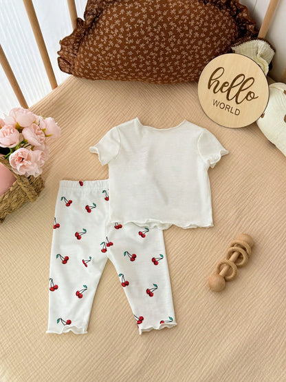 Prenda blanca conjunto para bebe con cerezas vista trasera